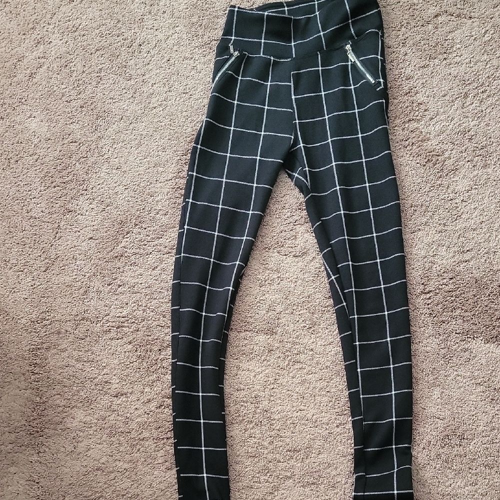 Black and White Grid Pattern Leggings